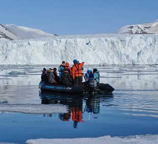 Cruising by a glacier front in Spitsbergen - Sandra Petrowitz