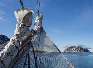 From the bow - Sailing in Spitsbergen - Jordi Plana